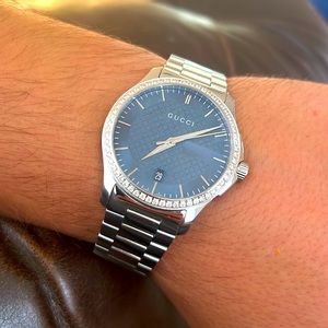 Selling a pre owned mens Gucci watch.